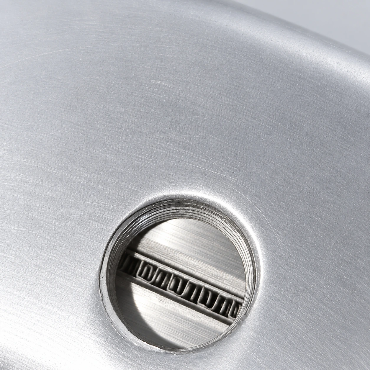close-up · Core structure through the threaded port