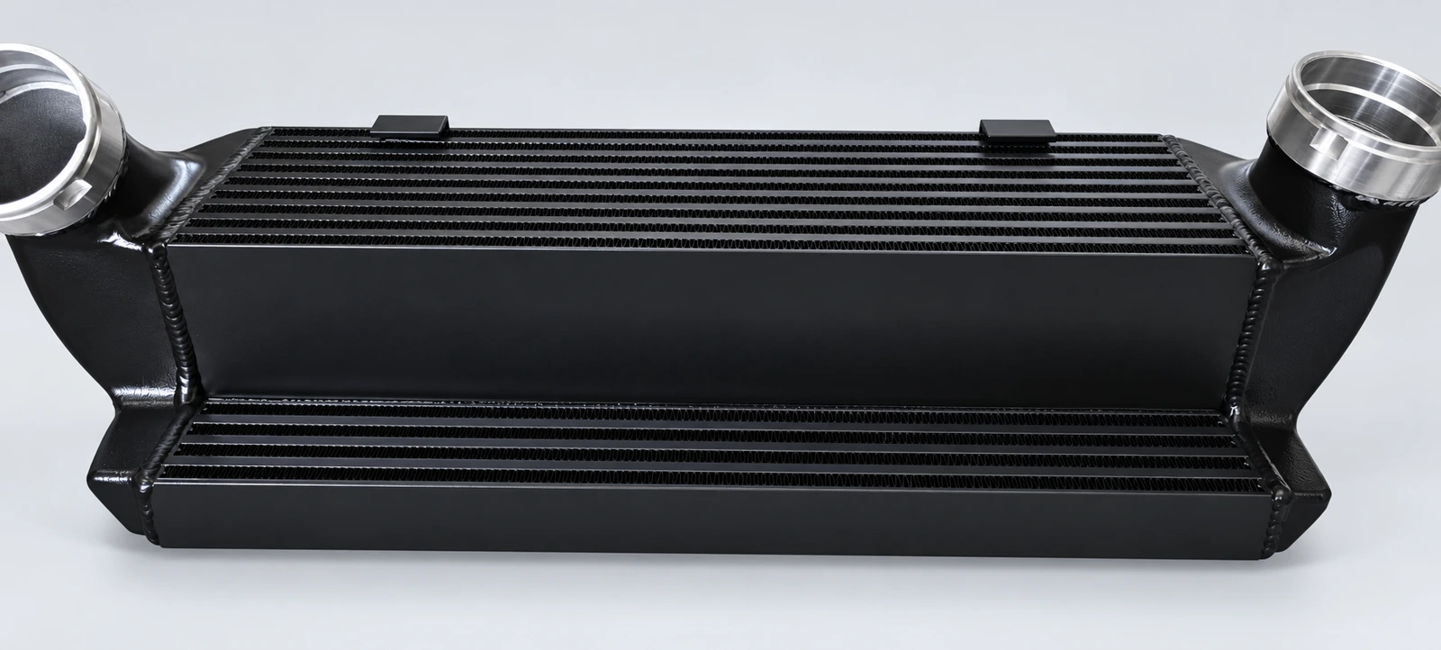 BMW 135i E82 / E88 & 335i / 335xi E90 / E91 / E92 / E93 EVO1 Intercooler: Connection-side view · Stepped core