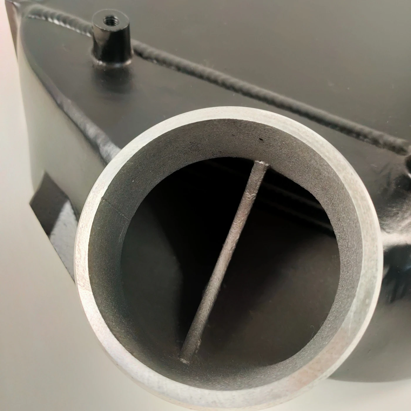 Air connection and internal divider