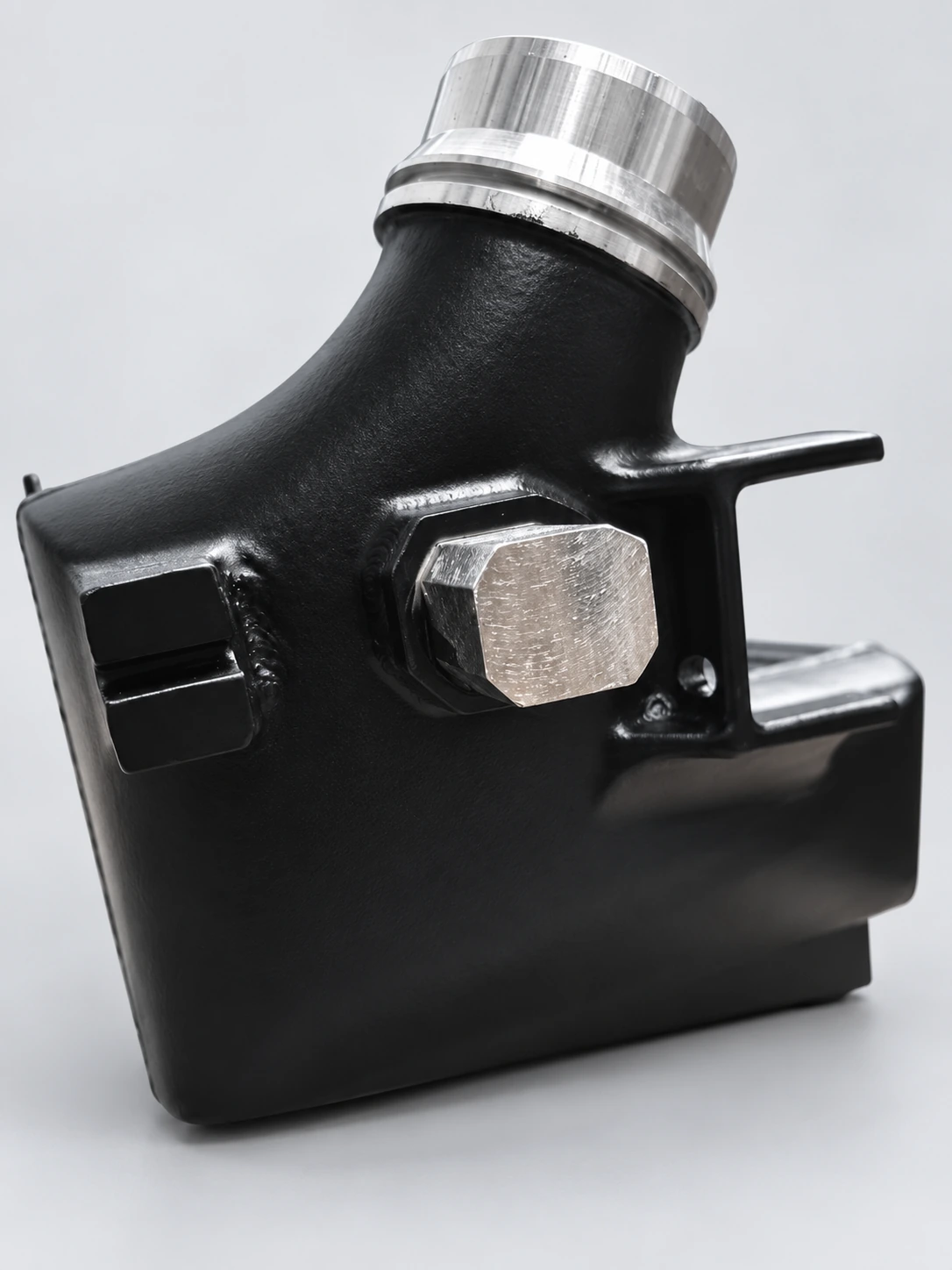 BMW G30 / G31 / G32 intercooler — connection and end tank detail