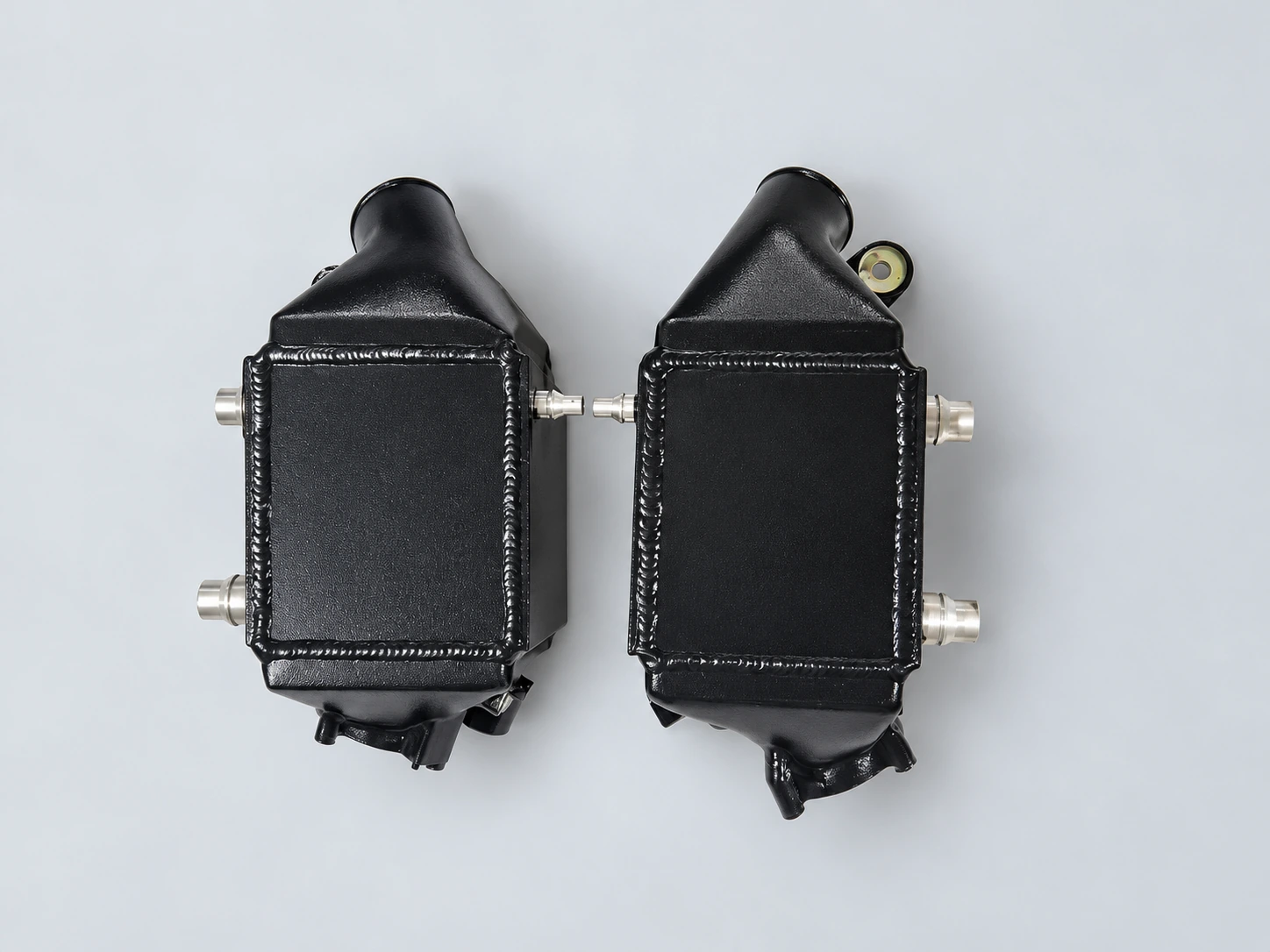 BMW M5/M6 Top view — black housings and water connections